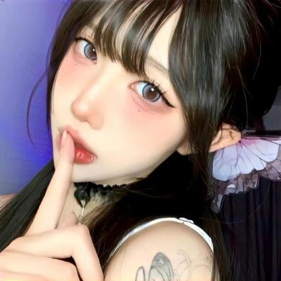 她的微笑像颗糖